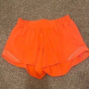 Size 6 lululemon hotty hot shorts 4"